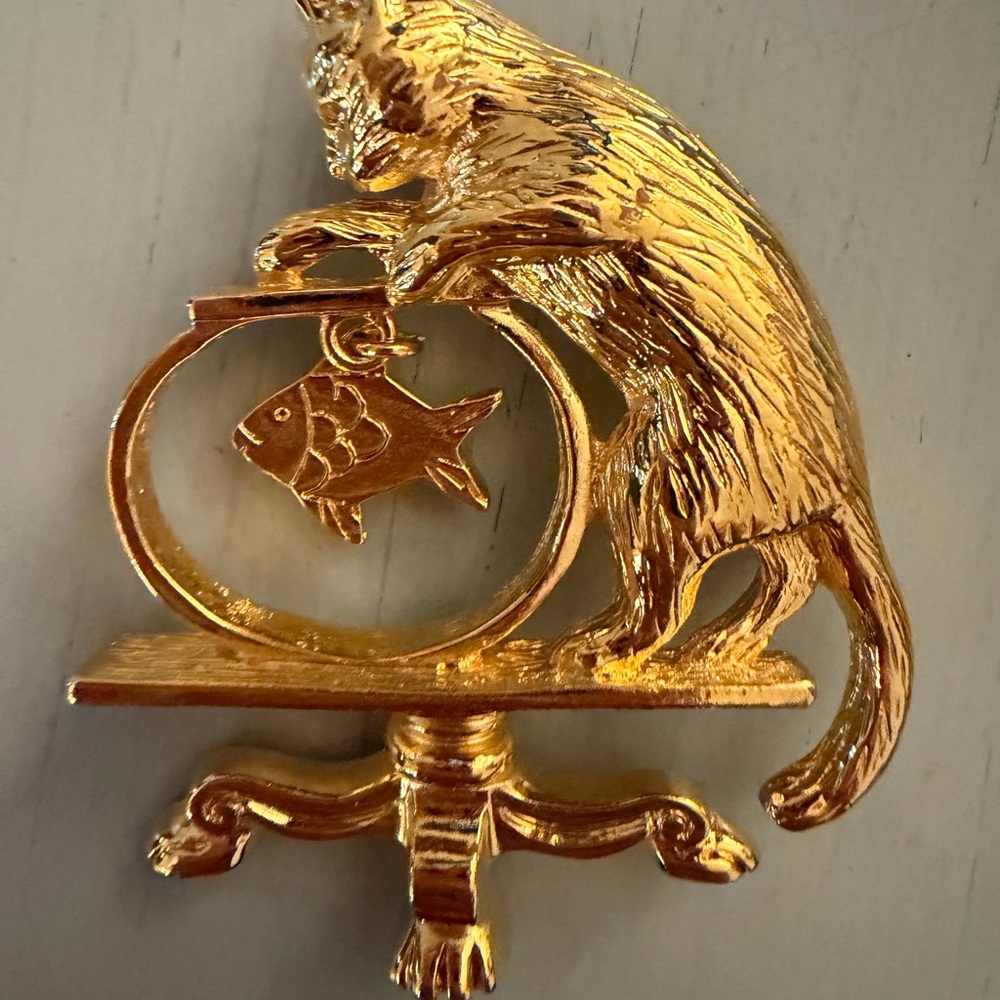 Avon Gold Jewelry Scarf Pin with Dangling Fish Charm.